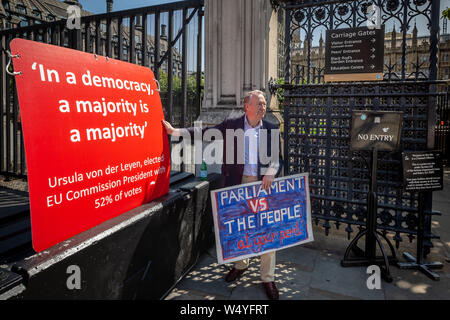 Pro-Brexit und EU bleiben Unterstützer weiterhin ihre wöchentliche Kampagne Mahnwachen gegenüber dem Parlament winkt britischen und europäischen Flaggen. London, Stockfoto