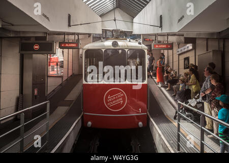 LYON, Frankreich - 19. JULI 2019: Lyon Standseilbahn in die Station der Altstadt von Lyon mit Touristen vorbereiten, bevor sie sie zu Fourvi Stockfoto