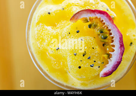 Passion Fruit Smoothie mit Passionsfrucht Scheiben aus Glas. Stockfoto