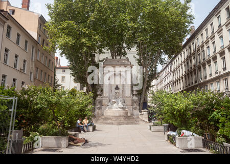 LYON, Frankreich - 18. JULI 2019: gailleton Platz mit seinem Denkmal und Brunnen in der Altstadt von Lyon (Vieux Lyon), auf der Presqu'ile Bezirk. gailleto Stockfoto