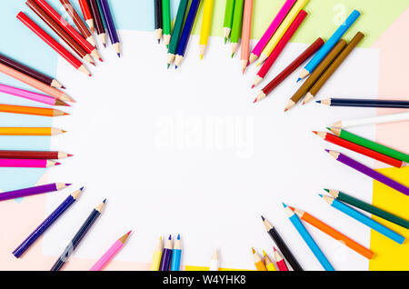 Viele farbige Holz Bleistift auf Papier mit Kopie Platz für Ihren Text oder eine Nachricht. Stockfoto