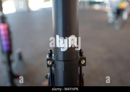 Close-up Logo für ridesharing Firma Lyft auf vertikalen Balken eines micromobility sharing Wirtschaft Elektroroller in Oakland, Kalifornien, 12. Juli 2019. () Stockfoto