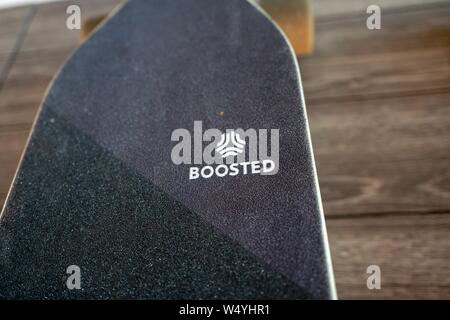 Close-up Logo für auf elektrische Skateboard verstärkt, die häufig zu pendeln, im Silicon Valley, San Jose, Kalifornien, 5. Juli 2019. () Stockfoto