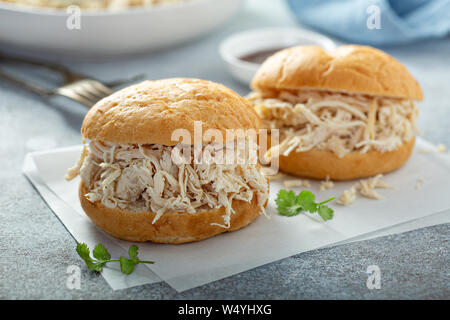 Sandwiches mit zog Huhn und BBQ Sauce Stockfoto