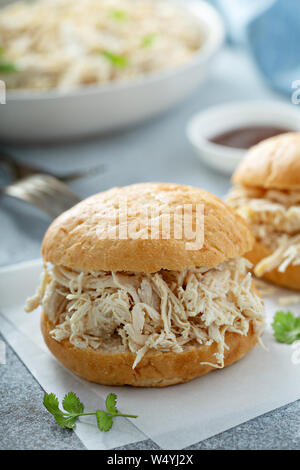 Sandwiches mit zog Huhn und BBQ Sauce Stockfoto