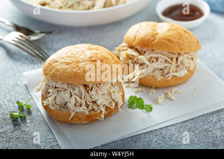 Sandwiches mit zog Huhn und BBQ Sauce Stockfoto