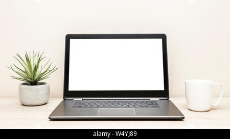 Vorderansicht des Laptop mit leerer Bildschirm, Computer auf dem Schreibtisch mit Tasse Kaffee und saftige Topfpflanze, skandinavischen Stil, Trend hipster Arbeitsbereich Stockfoto