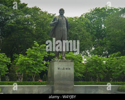 HANOI, VIETNAM - 28. JUNI 2017: Große schoss der Statue von Wladimir Lenin in Hanoi. Stockfoto