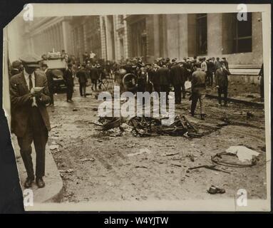 Versammelt hinter einem toten Pferd nach dem Wall Street Explosion vor den Büros von J.P. Morgan; Mann, vermutlich ein Reporter, schreibt in einem Notebook im Vordergrund. Stockfoto