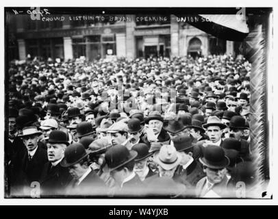 Menge listnen (d. h., hören) zu Bryan sprechen - Union Square. Stockfoto