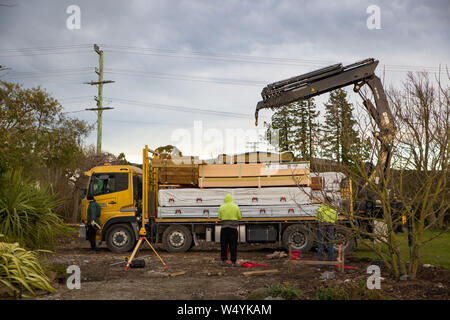 Sheffield, Canterbury, Neuseeland, 16. Juli 2019: eine Spedition LKW liefert Baustoffe zur Baustelle und der Fahrer und Bauherren entladen Stockfoto