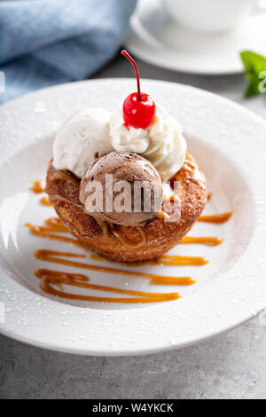 Blätterteig Dessert mit Eis und Karamellsauce Stockfoto