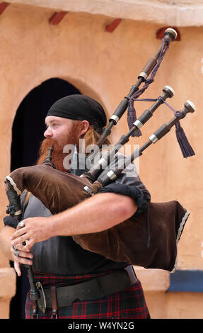 Larkspur, Colorado - Juli 21, 2019: Colorado Renaissance Festival. Die moderne Stadt in der Nähe von Colorado Springs in einem aus dem 16. Jahrhundert Tudor transformierten Dorf Stockfoto