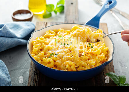 Gebacken und Käse in einer gusseisernen Pfanne Stockfoto