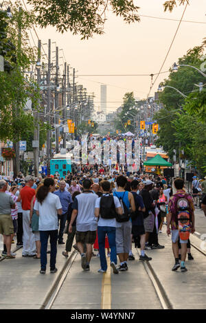 Voll der Queen Street East in Toronto, Ontario's Strände Jazzfest Der treetfest' 2019. Stockfoto