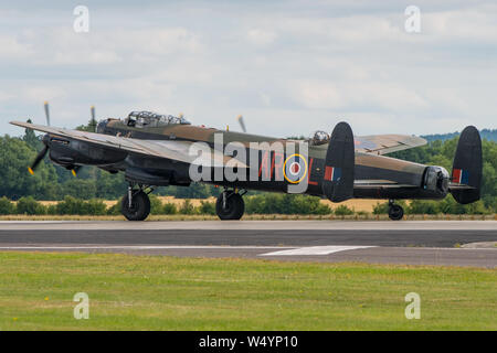 Die Schlacht um England Memorial Flight Lancaster Bomber zurück entlang der Start- und Landebahn am RNAS Yeovilton, Großbritannien nach der Anzeige am 13. Juli 2019. Stockfoto