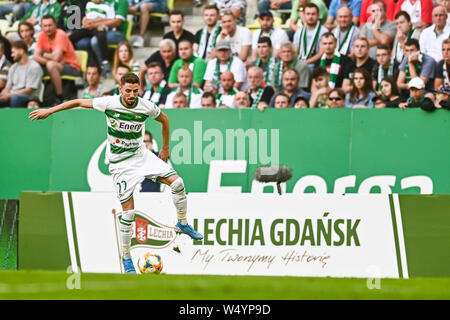 Filip Mladenovic von Lechia Gdansk in Aktion während der UEFA Europa League Qualifier Match zwischen Lechia Gdansk und Brondby gesehen wenn bei Energa Stadion. (Endstand; Lechia Gdansk 2 : 1 Brøndby IF) Stockfoto