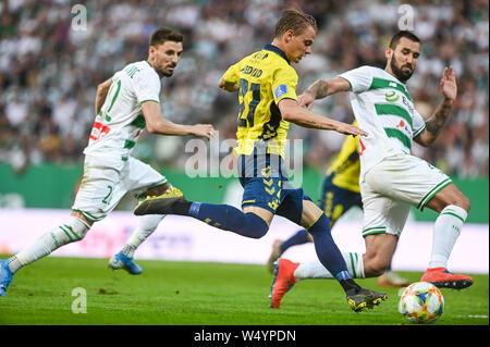 Filip Mladenovic von Lechia Gdansk (L) Simon Hedlund von Brøndby IF (C) und Blazej Augustyn von Lechia Gdansk (R) in Aktion während der UEFA Europa League Qualifier Match zwischen Lechia Gdansk und Brondby gesehen, wenn bei Energa Stadion. (Endstand; Lechia Gdansk 2 : 1 Brøndby IF) Stockfoto