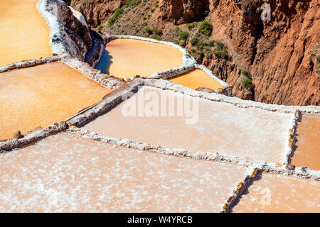 Nahaufnahme der Maras Salzterrassen mit der besten Salzqualität des Landes, Provinz Cusco, Peru. Stockfoto