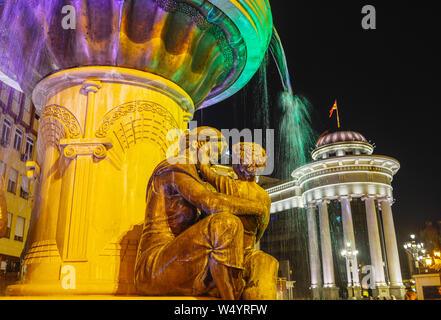 Republik nördlich Skopje, Mazedonien - 24. AUGUST 2018: Nacht in Mazedonien entfernt. Viele leuchten die Statuen, Wasser beleuchten und die umliegenden Gebäude. Stockfoto