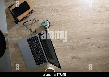 Ansicht von oben der Hände, die vorgenommen wurden, um mit dem Computer zu arbeiten Stockfoto