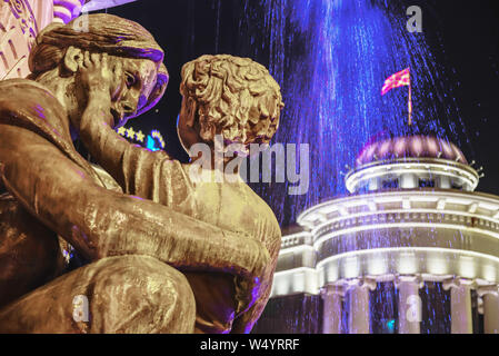 Republik nördlich Skopje, Mazedonien - 24. AUGUST 2018: Nacht in Mazedonien entfernt. Viele leuchten die Statuen, Wasser beleuchten und die umliegenden Gebäude. Stockfoto