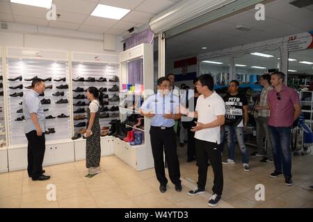 Zagreb, Kroatien. 25. Juli, 2019. Li Qiang (C), Leiter einer Gruppe von chinesischen Polizisten gemeinsame Patrouille mit Ihren kroatischen Kollegen, besuche eine Trade Center vor allem chinesische Waren in Zagreb, Kroatien, 25. Juli 2019. Kroatische und chinesische Polizisten begannen gemeinsame Patrouille zum zweiten Mal in Kroatien am 13. Juli. Acht Polizisten aus der Provinz Jiangsu im Osten Chinas mit Ihren kroatischen Kollegen in vier Gruppen in beliebten Reisezielen von Zagreb, Zadar, Dubrovnik und der Nationalpark Plitvicer Seen für einen Monat patrouillierte. Credit: Gao Lei/Xinhua/Alamy leben Nachrichten Stockfoto