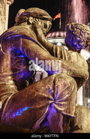 Republik nördlich Skopje, Mazedonien - 24. AUGUST 2018: Nacht in Mazedonien entfernt. Viele leuchten die Statuen, Wasser beleuchten und die umliegenden Gebäude. Stockfoto