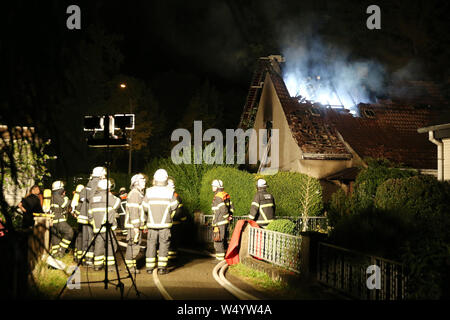 Hamburg, Deutschland. 26. Juli, 2019. Feuerwehrmänner auf Aufgabe an ein Wohnhaus. Eine Frau starb in einem Haus Feuer in Hamburg-Harburg. Credit: Bodo Marks/dpa/Alamy leben Nachrichten Stockfoto