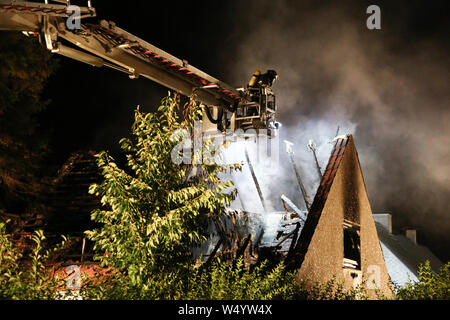 Hamburg, Deutschland. 26. Juli, 2019. Feuerwehrmänner auf Aufgabe an ein Wohnhaus. Eine Frau starb in einem Haus Feuer in Hamburg-Harburg. Credit: Bodo Marks/dpa/Alamy leben Nachrichten Stockfoto