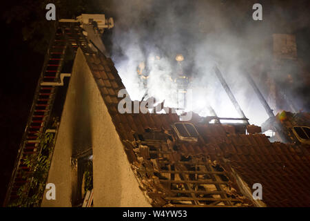 Hamburg, Deutschland. 26. Juli, 2019. Feuerwehrmänner auf Aufgabe an ein Wohnhaus. Eine Frau starb in einem Haus Feuer in Hamburg-Harburg. Credit: Bodo Marks/dpa/Alamy leben Nachrichten Stockfoto