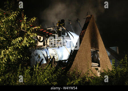 Hamburg, Deutschland. 26. Juli, 2019. Feuerwehrmänner auf Aufgabe an ein Wohnhaus. Eine Frau starb in einem Haus Feuer in Hamburg-Harburg. Credit: Bodo Marks/dpa/Alamy leben Nachrichten Stockfoto