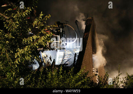 Hamburg, Deutschland. 26. Juli, 2019. Feuerwehrmänner auf Aufgabe an ein Wohnhaus. Eine Frau starb in einem Haus Feuer in Hamburg-Harburg. Credit: Bodo Marks/dpa/Alamy leben Nachrichten Stockfoto