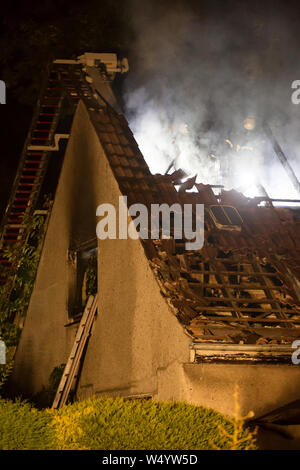 Hamburg, Deutschland. 26. Juli, 2019. Feuerwehrmänner auf Aufgabe an ein Wohnhaus. Eine Frau starb in einem Haus Feuer in Hamburg-Harburg. Credit: Bodo Marks/dpa/Alamy leben Nachrichten Stockfoto