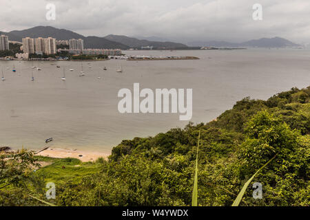 Ein Blick auf die Nim Shue Wan von Lantau Island an einem bewölkten Tag, Hong Kong Stockfoto