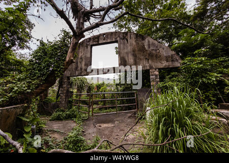 Die Ruinen des verlassenen Gewächshaus in der Nähe der Muttergottes von der Freude der Abtei, Lantau Island, Hong Kong Stockfoto