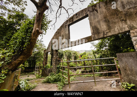 Die Ruinen des verlassenen Gewächshaus in der Nähe der Muttergottes von der Freude der Abtei, Lantau Island, Hong Kong Stockfoto