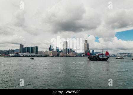 Die Victoria Harbour Tsim Sha Tsui an einem bewölkten Tag, Hong Kong Stockfoto