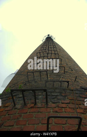 Brick Leitung einer alten Fabrik mit Metall Schritte - Clips in den Himmel schauen. Stockfoto