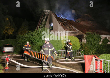 Hamburg, Deutschland. 26. Juli, 2019. Feuerwehrmänner auf Aufgabe an ein Wohnhaus. Eine Frau starb in einem Haus Feuer in Hamburg-Harburg. Credit: Bodo Marks/dpa/Alamy leben Nachrichten Stockfoto