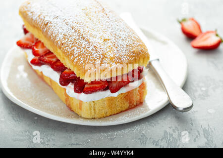 Pound Cake shortcake mit Erdbeeren und Sahne Stockfoto