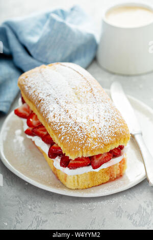 Pound Cake shortcake mit Erdbeeren und Sahne Stockfoto