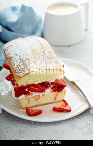 Pound Cake shortcake mit Erdbeeren und Sahne Stockfoto