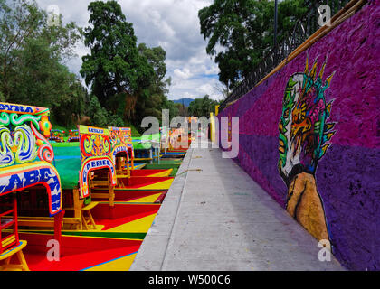 Xochimilco, Mexico City, 25. Juni 2019 - Embarcadero von Nativitas mit El Santo Wandmalereien und trajineras. Stockfoto