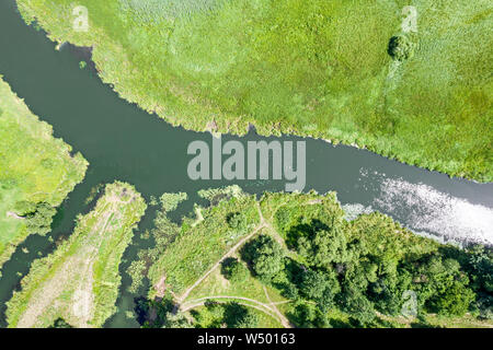 Sommer green valley river panorama Landschaft. Antenne Landschaft des Flusses im grünen Feld Stockfoto