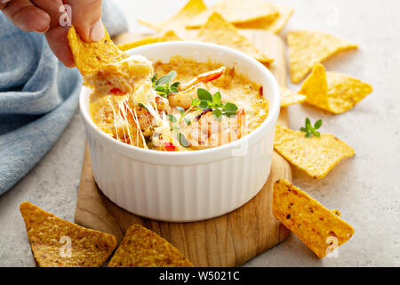 Spicy seafood Bad in einem ramekin mit Mais Chips Stockfoto