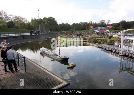 Leute wie an der Miniatur Schiff in Madurodam Park Open-air Museum, das gebaut wird - in 1: 25 Modell Nachbildungen von berühmten holländischen Sehenswürdigkeiten. Stockfoto