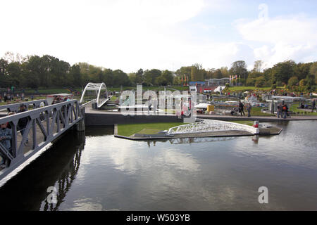 Anzeigen eines niederländischen Hafen in Madurodam Miniatur Park in Holland. Das ist der perfekte Ort, um zu entdecken, was macht Holland so einzigartig und wunderschön. Stockfoto