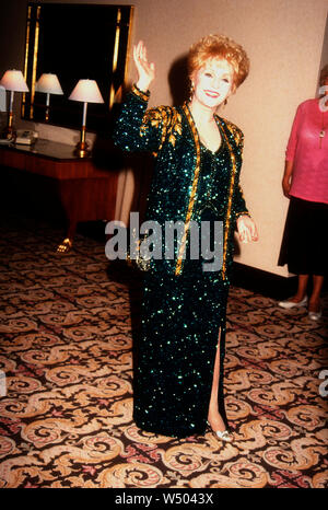 Century City, Kalifornien, USA 8. Oktober 1994 Schauspielerin Debbie Reynolds die 39. jährliche Thalians Ball am 8. Oktober 1994 im Century Plaza Hotel in Century City, Kalifornien, USA besucht. Foto von Barry King/Alamy Stock Foto Stockfoto