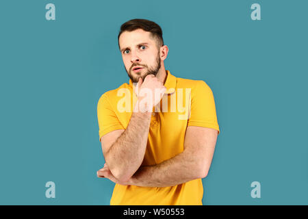Schockiert Mann auf farbigen Hintergrund Stockfoto